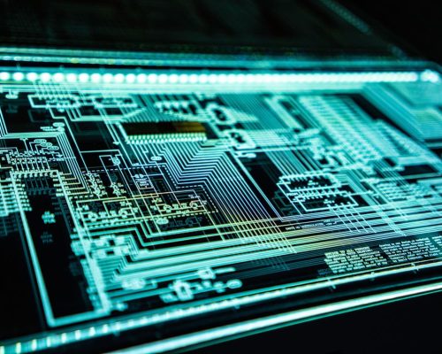 Placa mãe de computador reluzindo em cores neon