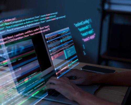 Mulher trabalhando no computador com códigoss aparecendo em um afeito 3D