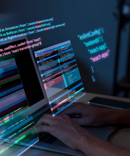 Mulher trabalhando no computador com códigoss aparecendo em um afeito 3D