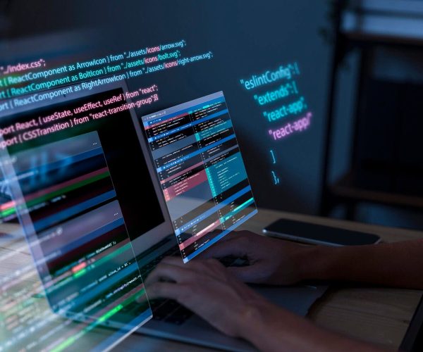 Mulher trabalhando no computador com códigoss aparecendo em um afeito 3D